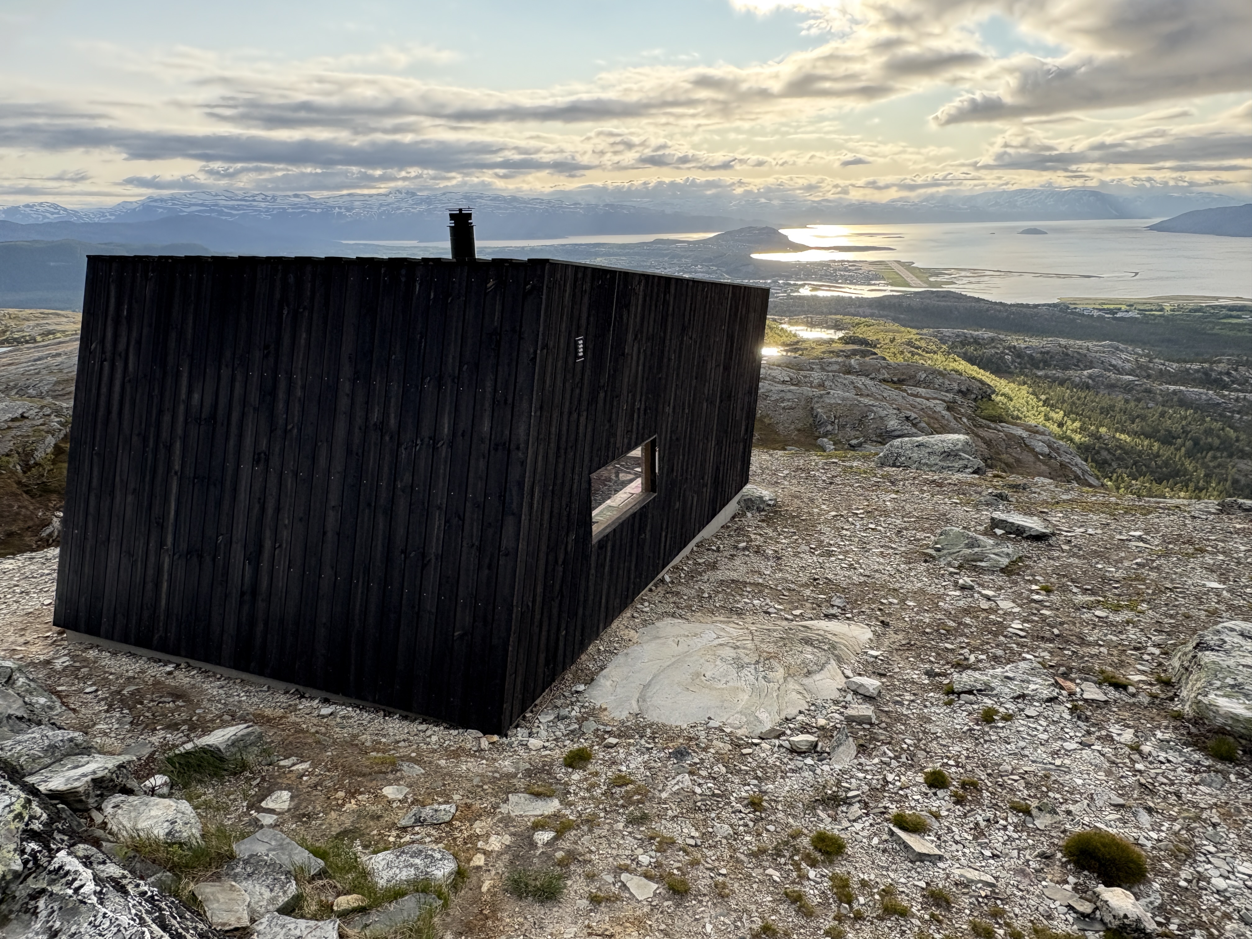 Mørk hytte på fjellet